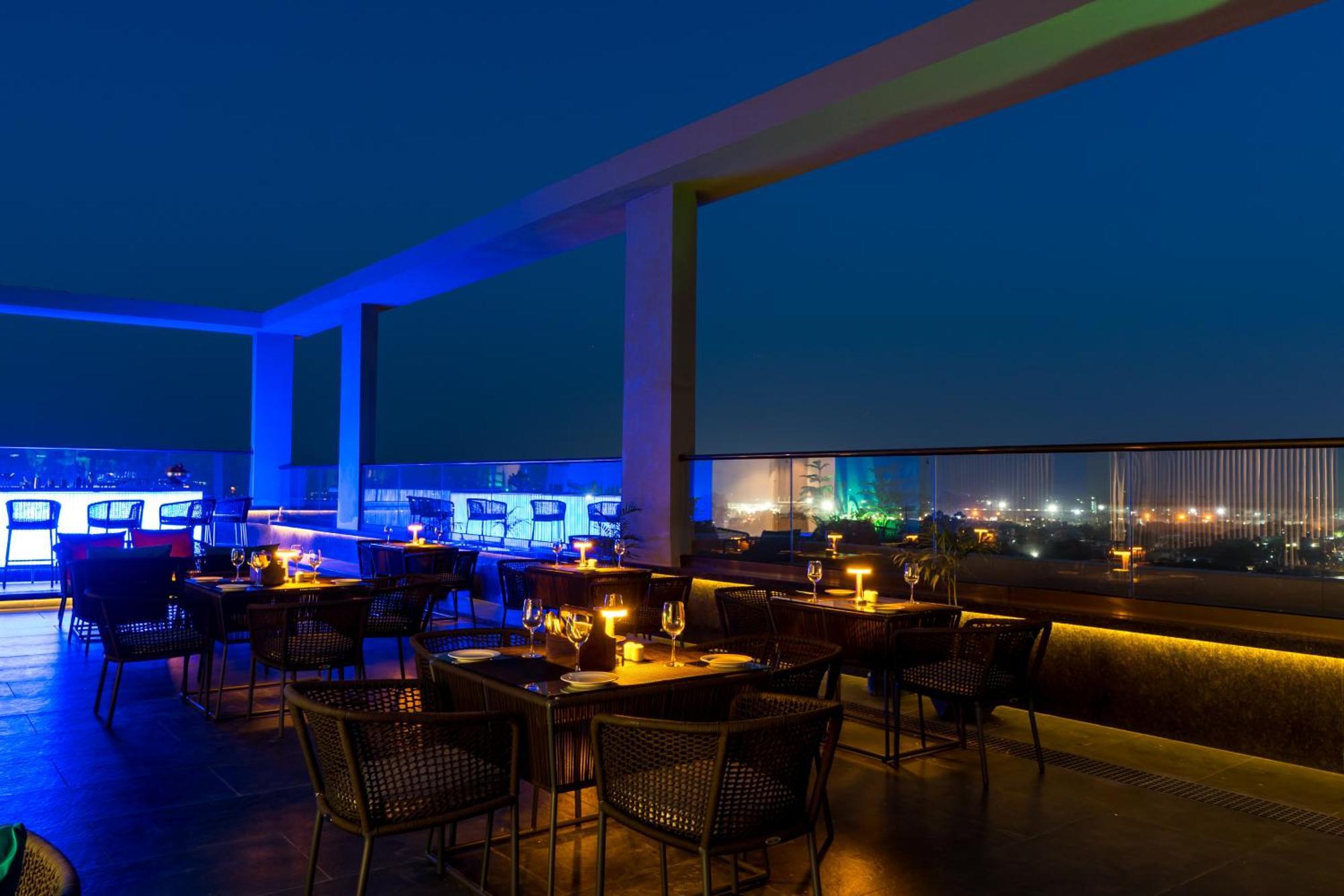 Holiday Inn Lucknow Airport By Ihg Exterior foto