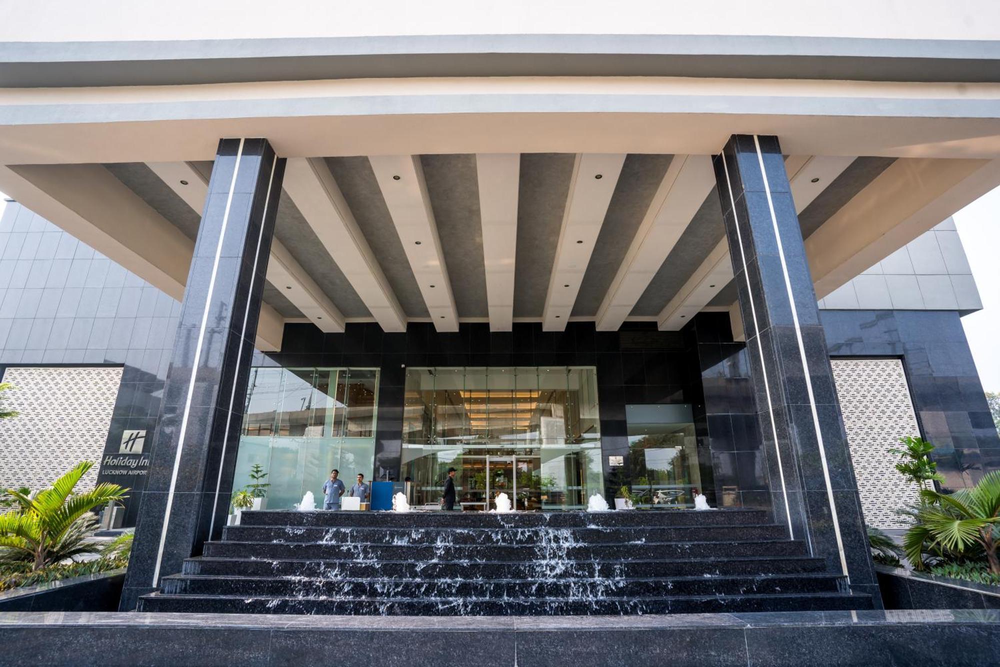 Holiday Inn Lucknow Airport By Ihg Exterior foto