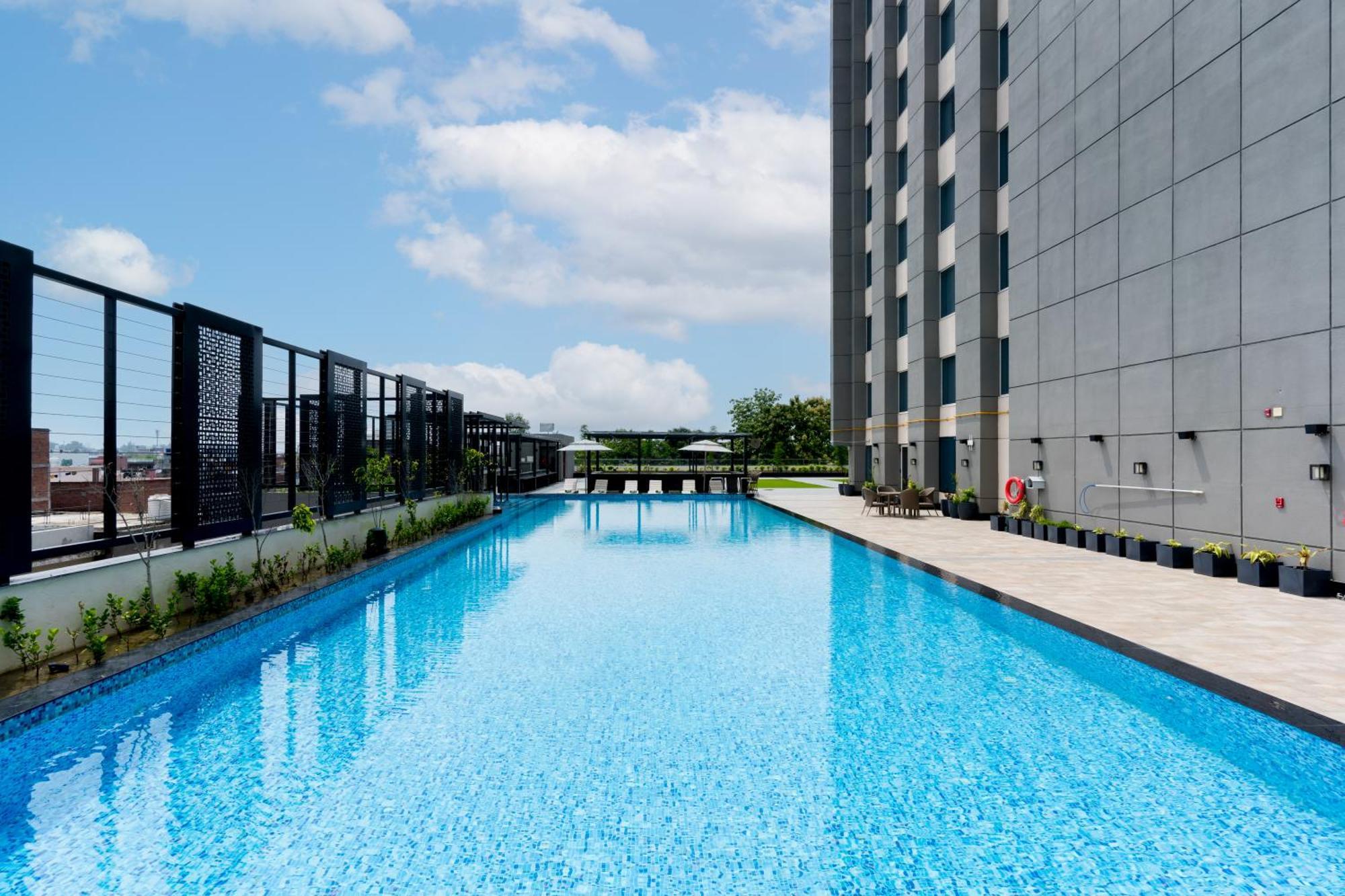 Holiday Inn Lucknow Airport By Ihg Exterior foto
