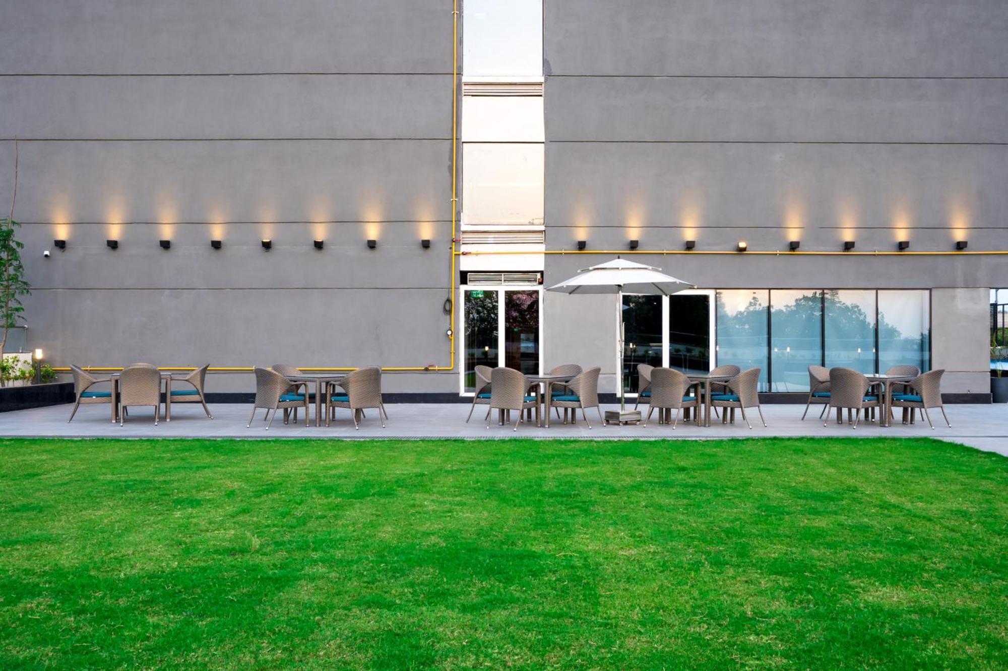 Holiday Inn Lucknow Airport By Ihg Exterior foto
